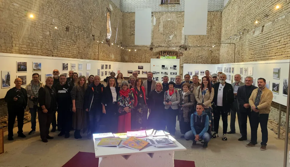 Galerija Meraja u Vinkovcima: Nacionalna izložba fotografija slavi zajedni&scaron;tvo klubova