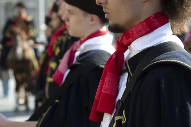 Zagreb, 18.10.2026 - Svečano obilježavanje Dana kravate pod pokroviteljstvom Hrvatskoga sabora i u organizaciji ustanove Academia Cravatica. Svečanost je započela s postrojavanjem i pregledom stroja i oružja i smjenom straže Kravat pukovnije. Jednako tako, ovom prigodom kao tradicionalna, igrana scena vezanja kravate na otvorenom po uzoru na dolazak hrvatskih konjanika na kraljevski dvor Luja XIV u Versaillesu koju su izveli glumački par Vedran Mlikota i Anica Kovačević. Nakon ove scene, obavijeno je vezanje kravate na spomeniku banu Jelačiću, te prema ustaljenoj praksi na spomenik predsjedniku dr. Franji Tuđmanu te drugim povijesnim spomenicima na trgovima u sredi&scaron;tu Zagreba. foto HINA/ Daniel KASAP/ dk 