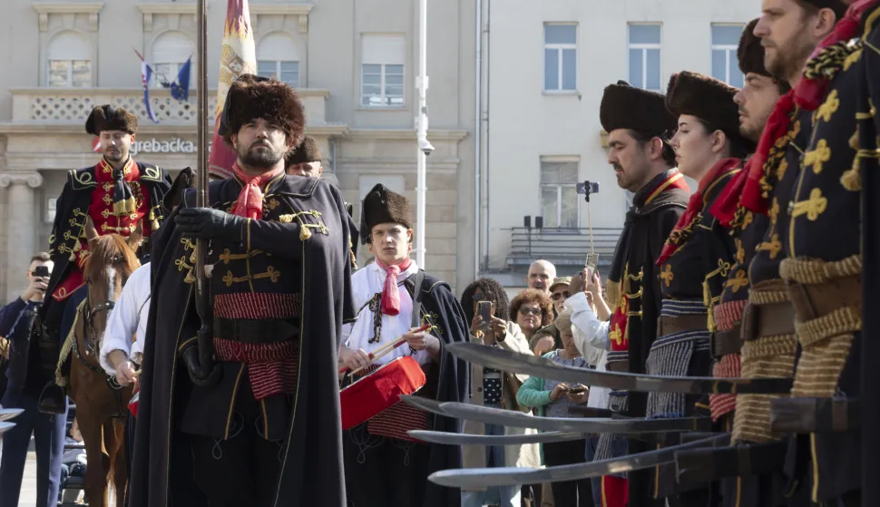 Zagreb, 18.10.2026 - Svečano obilježavanje Dana kravate pod pokroviteljstvom Hrvatskoga sabora i u organizaciji ustanove Academia Cravatica. Svečanost je započela s postrojavanjem i pregledom stroja i oružja i smjenom straže Kravat pukovnije. Jednako tako, ovom prigodom kao tradicionalna, igrana scena vezanja kravate na otvorenom po uzoru na dolazak hrvatskih konjanika na kraljevski dvor Luja XIV u Versaillesu koju su izveli glumački par Vedran Mlikota i Anica Kovačević. Nakon ove scene, obavijeno je vezanje kravate na spomeniku banu Jelačiću, te prema ustaljenoj praksi na spomenik predsjedniku dr. Franji Tuđmanu te drugim povijesnim spomenicima na trgovima u sredi&scaron;tu Zagreba. foto HINA/ Daniel KASAP/ dk 