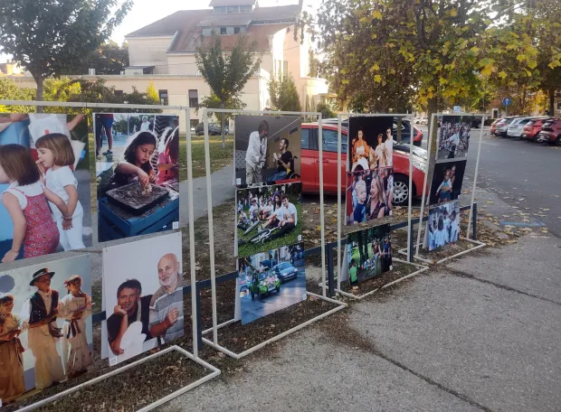 U sklopu događanja "Pronađi se &ndash; Grad koji pamti", Udruga Breza postavila je izložbu vi&scaron;e od 300 fotografija koje donose retrospektivu 22 godine Festivala Zemlja bez granica. 