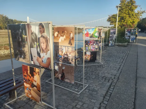 U sklopu događanja "Pronađi se &ndash; Grad koji pamti", Udruga Breza postavila je izložbu vi&scaron;e od 300 fotografija koje donose retrospektivu 22 godine Festivala Zemlja bez granica. 