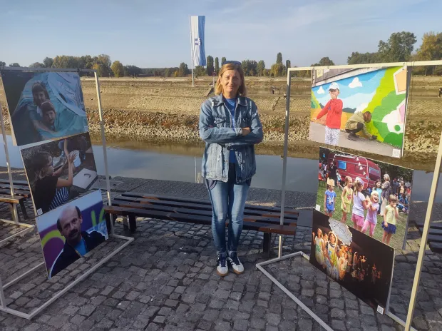U sklopu događanja "Pronađi se &ndash; Grad koji pamti", Udruga Breza postavila je izložbu vi&scaron;e od 300 fotografija koje donose retrospektivu 22 godine Festivala Zemlja bez granica. Na slici Ivana &Scaron;ibalić iz Udruge Breza