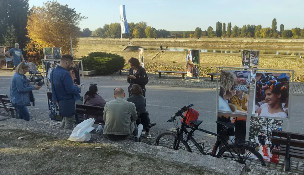 U sklopu događanja "Pronađi se &ndash; Grad koji pamti", Udruga Breza postavila je izložbu vi&scaron;e od 300 fotografija koje donose retrospektivu 22 godine Festivala Zemlja bez granica. 