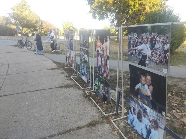 U sklopu događanja "Pronađi se &ndash; Grad koji pamti", Udruga Breza postavila je izložbu vi&scaron;e od 300 fotografija koje donose retrospektivu 22 godine Festivala Zemlja bez granica. 