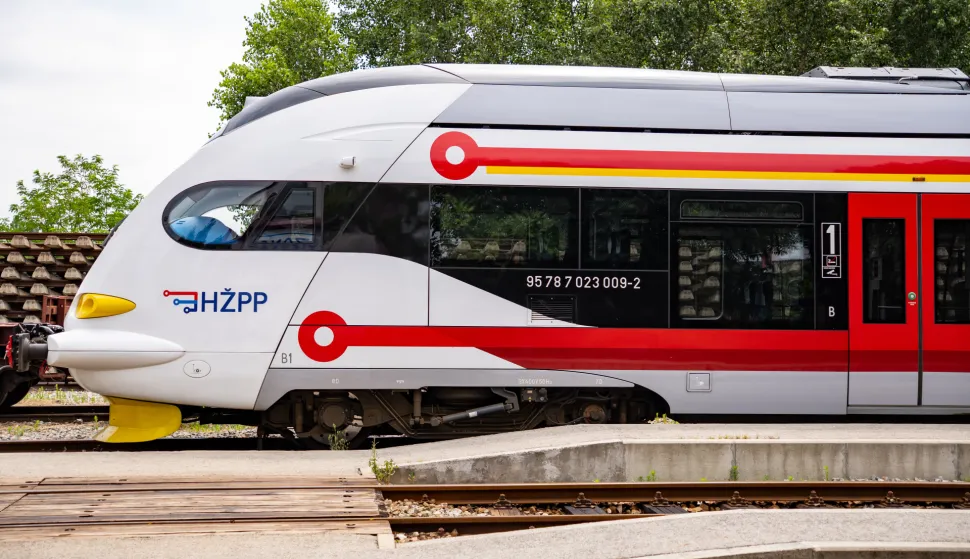 Bizovac, 2. 7. 2026., Obilazak radova na dionici željezničke pruge Osijek - Ko&scaron;kailustracija; slobodnjaci; putovanje; Željeznica; željeznička pruga; obilazak radova; radovi; pruga; vlak; vlakovi; željeznički promet; HŽ; prijevoz; putnički vlak; novi vlak; brzi vlak