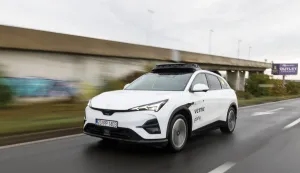 Zagreb 13.10.2026 - Verne, tvrtka iz sastava Rimac Grupe, pokreće uslugu potpuno autonomne vožnje, bez sigurnosnog operatora u vozilu, koja bi građanima Zagreba trebala biti dostupna od iduće godine, sada je u testnoj fazi, a u dogledno vrijeme bi trebala zaživjeti i u jo&scaron; nekim europskim gradovima. Na slici autonomni robo-taxi automobil Vernea na dionici od Buzina do Međunarodne zračne luke Franjo Tuđman.foto HINA/ Damir SENČAR/ ds