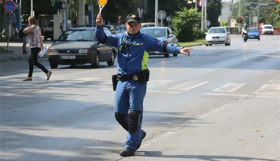 Policajac zaustavlja promet, akcija, policija, ilustracija