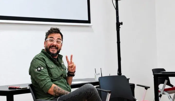 BELI&Scaron;ĆEU Gradskoj knjižnici i čitaonici održano je predavanje "Djeca, priče i stvarni život - kako odgojiti pažnju, ma&scaron;tu i unutarnji mir u doba ekrana"&nbsp;vezano uz&nbsp;važno&nbsp;pitanje&nbsp;roditeljstva &ndash; kako djeci omogućiti kvalitetno odrastanje u svijetu obilježenom digitalnim tehnologijama. Gost predavač bio je Du&scaron;ko Ilijević, javnosti poznatiji kao Striček Du&scaron;kolistopad 2026.