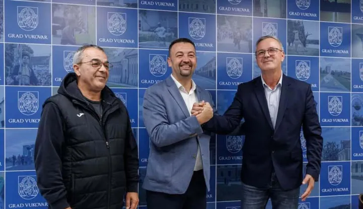VUKOVARZajednica udruga hrvatskih branitelja Domovinskog rata policije Republike Hrvatske uključila se u donatorsku kampanju "I ti si Vukovar", pokrenutu radi&nbsp;prikupljanja novca&nbsp;za izgradnju stadiona "12 hrvatskih redarstvenika" u Vukovaru. Ukupna donacija Zajednice iznosit će 4000 eura, od čega će 2000 eura biti uplaćeno odmah, a preostalih 2000 eura do 18. studenoga.LISTOPAD 2026.