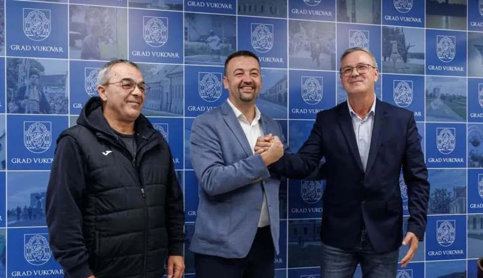VUKOVARZajednica udruga hrvatskih branitelja Domovinskog rata policije Republike Hrvatske uključila se u donatorsku kampanju "I ti si Vukovar", pokrenutu radi&nbsp;prikupljanja novca&nbsp;za izgradnju stadiona "12 hrvatskih redarstvenika" u Vukovaru. Ukupna donacija Zajednice iznosit će 4000 eura, od čega će 2000 eura biti uplaćeno odmah, a preostalih 2000 eura do 18. studenoga.LISTOPAD 2026.