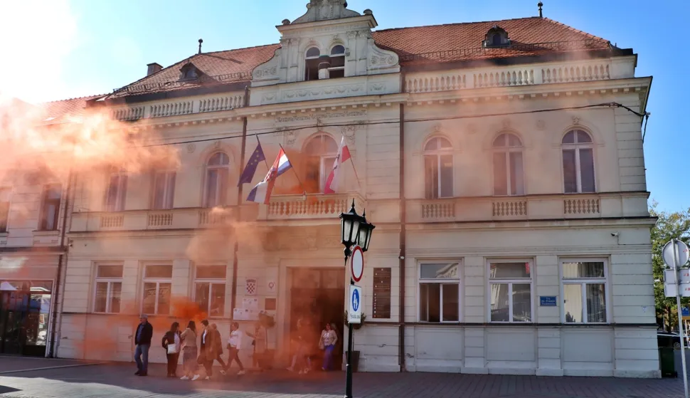 ĐAKOVOU organizaciji Stožera civilne za&scaron;tite Osječko-baranjske županije u ponedjeljak je u zgradi Gradske uprave Đakova i na Trgu dr. Franje Tuđmana uspje&scaron;no održana pokazna vježba operativnih snaga sustava civilne za&scaron;tite "Đakovo 2026.". listopad 2026.