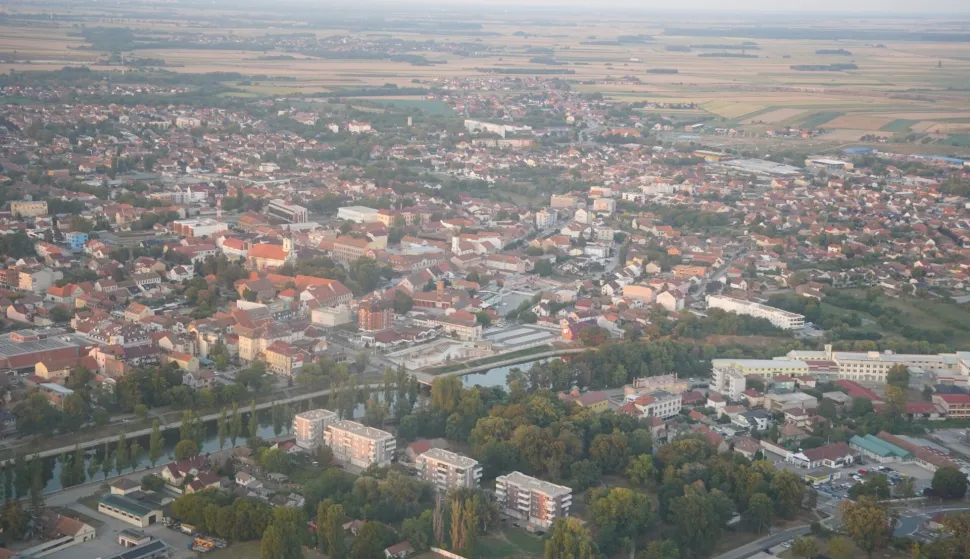 VINKOVCIStari Vinkovčani znaju, a i mladima je to sve poznatije, da je nedaleko od njihova grada mali aerodrom na koji mogu slijetati ultralaki i manji putnički zrakoplovi, a tu se može i pohađati &scaron;kola za pilote pod budnim okom iskusnog profesionalnog pilota Milana Mravinca, upravitelja Aerodroma Sopot i voditelja Zrakoplovne &scaron;kole pri Zrakoplovnom klubu Vrabac, osnovanom prije vi&scaron;e od tri desetljeća, o čemu govori monografija autora Ante Miljka, jednog od prvih vinkovačkih letača.2025.
