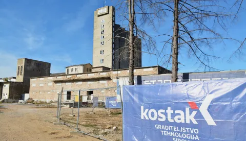 Gospi?, 02.10.2026.- Nakon ?to su Ministarstvo za?tite okoli?a i zelene tranzicije i invesitor Fond za za?titu okoli?a i energetsku u?inkovitost povjerili posao privremenog prekrivanja zakopanog otpada na lokaciji biv?eg PPK Velebit u Gospi?u tvrtki Kostak-graditeljstvo tehnologija sirovine iz Buzina, dio radova poravnanja povr?ine pod otpadom je izvr?en. No, posao nije dovr?en, pove?a hrpa otpada iza silosa ?eka daljnje postupanje, a planirana nepropusna folija jo? nije postavljena. foto HINA/ Mladen VOLARI?/ mv/ ua