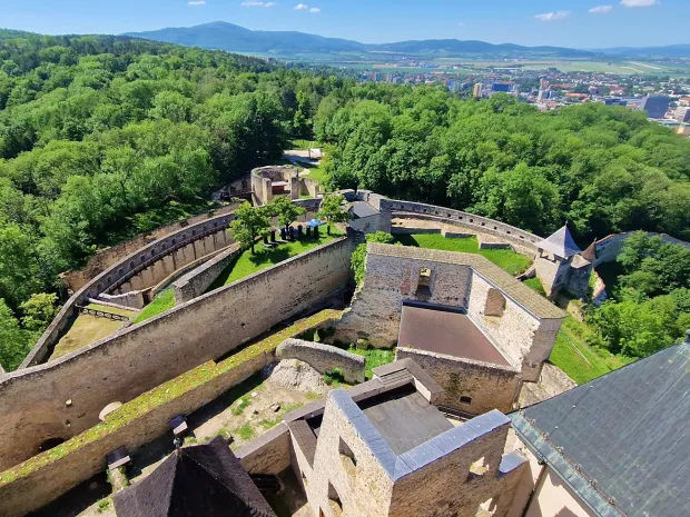 Trenčin: mali grad, velika pozornica