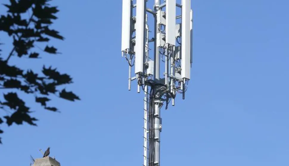 OSIJEK, 30. 06. 2016, JUG 2. OPATISKA ULICA, ZGRADA, ULAZI 29 I 31. TELE2 POSTAVIO JUČER ANTENU - REPETITOR NA ZGRADU. STANARI OKOLNIH ZGRADA SE BUNE...snimio GOJKO MITIĆ