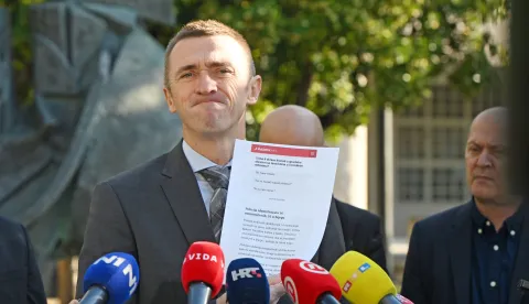Split, 20.10.2026 - Predsjednik Domovinskog pokreta Ivan Penava održao konferenciju za medije s temom "političko-medijske hajke na pripadnike Torcide". foto HINA/ Mario STRMOTIĆ/ MS
