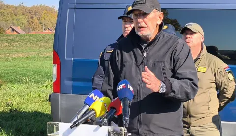 Hrvatska Kostajnica, 20.10.2026. - Ministar Davor Božinović komentirao je izjavu Ivana Penave da MUP pumpa temu iz Splita. Na fotografiji Davor Božinović. foto HINA/ Nikola BLAŽEKOVIĆ/ ml