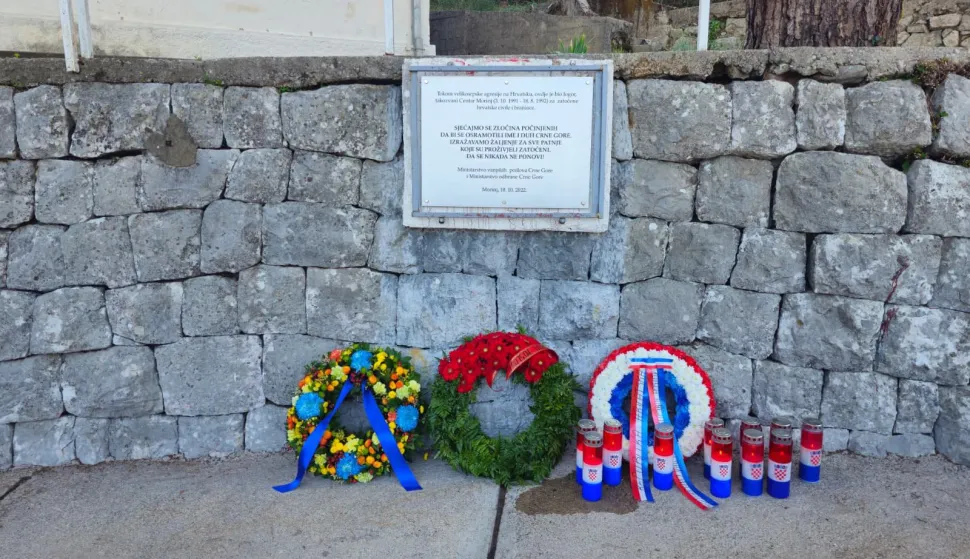 Morinj, 01.10.2026 - Ministar vanjskih poslova Hrvatske Gordan Grli? Radman rekao je u ?etvrtak da brod "Jadran" nije jedina imovina koju Hrvatska tra?i od Crne Gore te da slu?beni Zagreb ima dokumentaciju koja dokazuje da je rije? o imovini vrijednoj vi?e od 2,7 milijardi dolara. Grli? Radman je sudjelovao na sastanku ministara vanjskih poslova Berlinskog procesa u Pr?nom te zajedno s potpredsjednikom Vlade i ministrom vanjskih poslova Crne G Ervinom Ibrahimovi?em i europskom povjerenicom za pro?irenje Martom Kos polo?io vijence kod spomen-plo?e hrvatskim zato?enicima u biv?em logoru Morinj. foto HINA/ MVEP/ ik