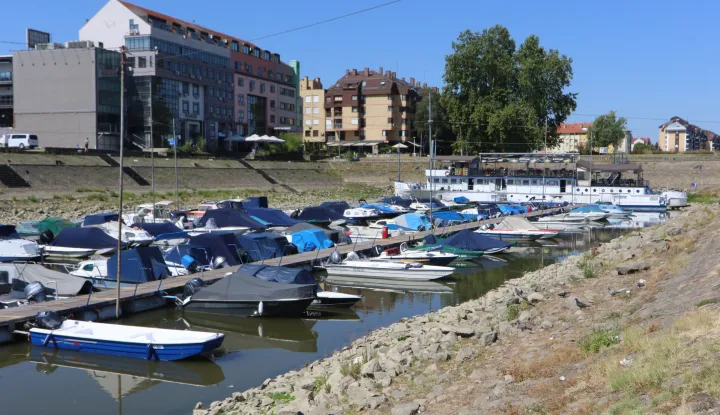 Osijek, 10. 08. 2'026, Zimska luka. Gotovo naukani brod Bijela lađa, i čamci u Zimskoj luci. Ekstremno nizak vodostaj na rijeci Dravi, gotovo svakodnevno se obaraju povjesni rekordi....slobdonjak, ilustracija.snimio GOJKO MITIĆ
