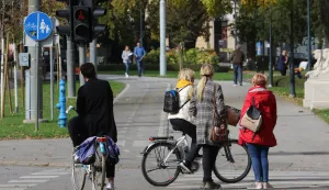 Osijek, 24. 10. 2022, Europska avenija. Gradjani su iskoristili lijep jesenski dan za setnju i voznju biciklom. snimio GOJKO MITIĆ