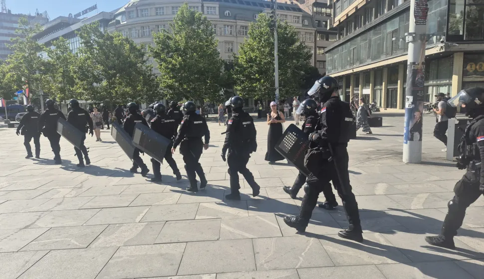 Beograd, 04.07.2025. - Jake policijske snaga spriječavale su u petak blokade na koje su pozvali studenti u Beogradu, Novom Sadu i Ni&scaron;u, a privedeno je ili uhićeno vi&scaron;e osoba, dok su tužiteljstva i sudovi pojačali dežurstva kako bi privedene žurno procesuirali zbog prekr&scaron;aja ili kaznenih djela. foto HINA/ FoNet/ Dejan JEREMIĆ/ tm