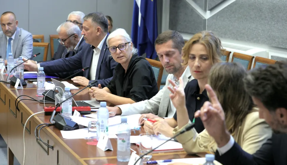 Zagreb,20.08.2026 -- Održana je 33. sjednica Odbora za za&scaron;titu okoli&scaron;a i prirode. Na sjednici je predložen zaključak kojim se Vlada Republike Hrvatske obvezuje odmah započeti trajnu sanaciju odlagali&scaron;ta opasnog otpada u Gospiću, osigurati stalni nadzor oneči&scaron;ćenja podzemnih voda i okoli&scaron;a te o poduzetim mjerama i nalazima izvje&scaron;tavati Hrvatski sabor.Na slici Hrvoje Zekanović,Ante Sanader,Željko Lacković i Du&scaron;ica Radojčić.Foto HINA/Tomislav Pavlek/tp