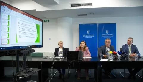 Zagreb, 21.10.2026. - Ministarstvo za&scaron;tite okoli&scaron;a i zelene tranzicije na konferenciji za medije predstavilo je nacrt prijedloga Zakona o za&scaron;titi zraka i prijedlog Uredbe o provedbi Modernizacijskog fonda, a sudjelovali su državni tajnik Željko Vuković, ravnatelj Uprave za klimatsku tranziciju Mario Stipetić i glavna tajnica Martina Horvatić.Na slici (C) državni tajnik Željko Vuković, (D) ravnatelj Uprave za klimatsku tranziciju Mario Stipetić, (L) glavna tajnica Martina Horvatić.foto HINA/ Sa&scaron;a KOLJAN/ sk