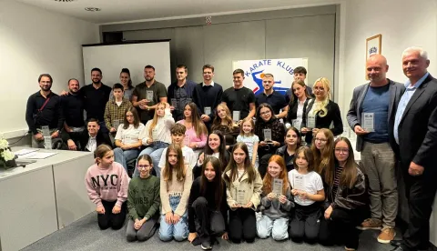 ESSEKER OBILJEŽIO 30. ROĐENDANUSTUPLJENA FOTOGRAFIJA