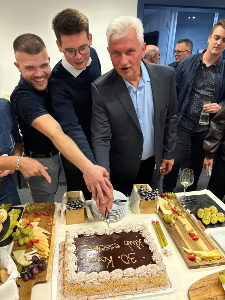 ESSEKER OBILJEŽIO 30. ROĐENDANUSTUPLJENA FOTOGRAFIJA