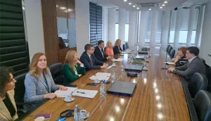 Mladi i umirovljenici prate i uspoređuju cijene te na temelju dostupnih informacija odlučuju o kupnji. Mladi podržavaju mjere koje im olak&scaron;avaju usporedbu cijena, a umirovljenici posebno pozdravljaju pro&scaron;irenje transparentnosti cijena na usluge.