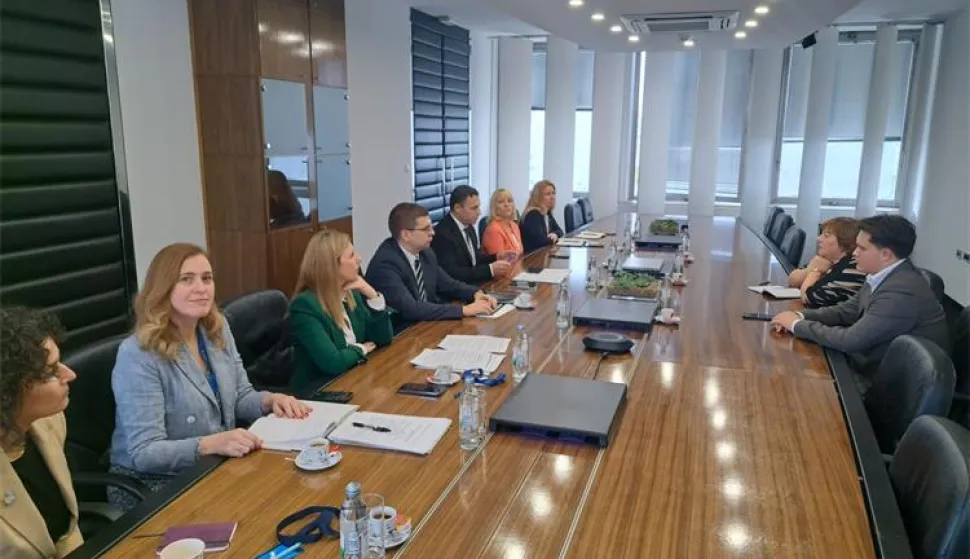 Mladi i umirovljenici prate i uspoređuju cijene te na temelju dostupnih informacija odlučuju o kupnji. Mladi podržavaju mjere koje im olak&scaron;avaju usporedbu cijena, a umirovljenici posebno pozdravljaju pro&scaron;irenje transparentnosti cijena na usluge.