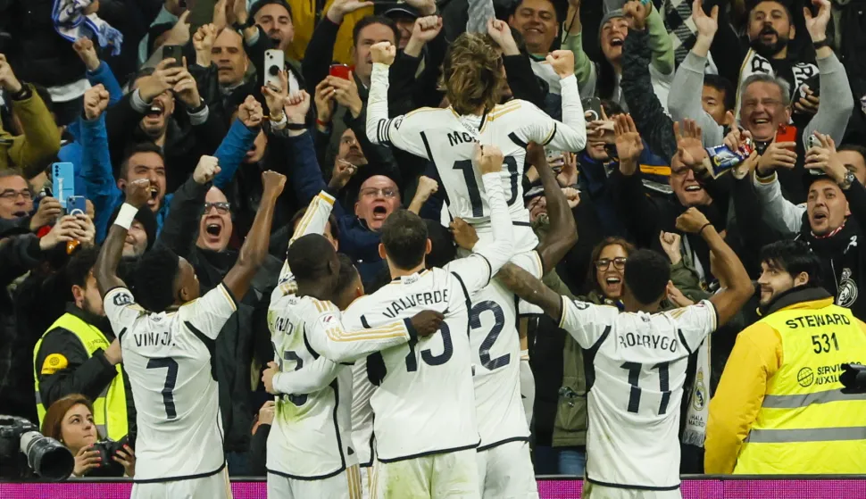 epa11181549 Real Madrid's Luka Modric (2-R) celebrates with his teammates and the fans after scoring the 1-0 goal during the Spanish LaLiga soccer match between Real Madrid and Sevilla FC in Madrid, Spain, 25 February 2024. EPA/Ballesteros