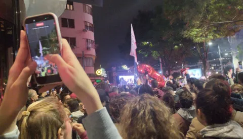 Beograd, 22.10.2026.- Deseci tisu?a ljudi okupili su se u ?etvrtak nave?er na zavr?nom mitingu prije nedjeljnih izbora podr?avaju?i "Studentsku listu - Studenti pobje?uju", skup je po?eo oko 18.30 intoniranjem himne Srbije "Bo?e pravde", a potom povicima "Pumpaj", koji su obilje?ili i vi?emjese?ne protuvladine prosvjede. foto HINA/ Velimir Ili?/ ua