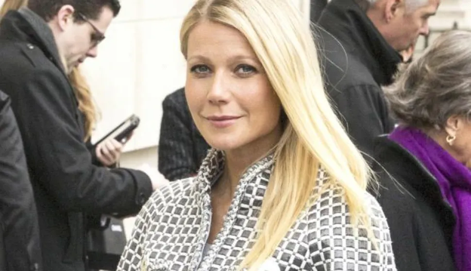 epa05127045 US actress Gwyneth Paltrow arrives for the presentation of the Spring/Summer 2016 Haute Couture collection by German fashion designer Karl Lagerfeld for Chanel during the Paris Fashion Week, in Paris, France, 26 January 2016. The presentation of the Haute Couture collections runs from 24 to 28 January. EPA/ETIENNE LAURENT------MOZAIK, 1 stupac