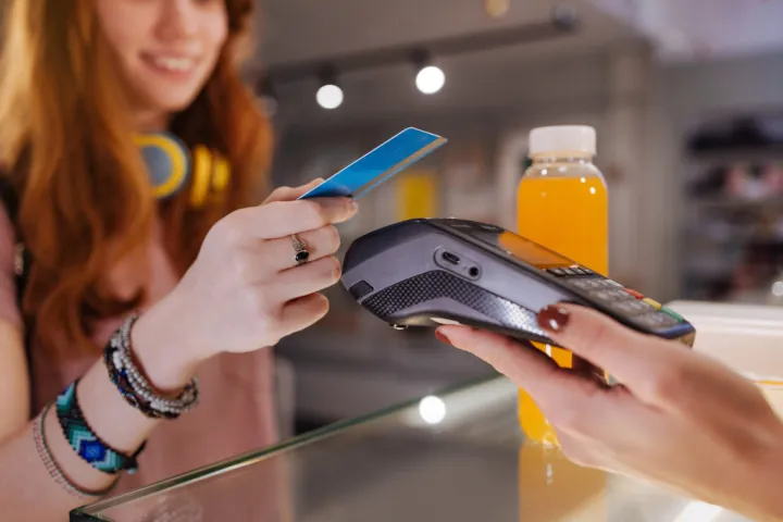 Novac je danas dostupniji no ikada: kupujemo u nekoliko klikova, plaćamo mobitelom, a savjeti o &scaron;tednji i ulaganju svakodnevno stižu putem dru&scaron;tvenih mreža. No koliko su financijske odluke doista promi&scaron;ljene, a koliko ih donosimo iz navike, pod utjecajem trenutnog impulsa ili zato &scaron;to je tako jednostavnije?