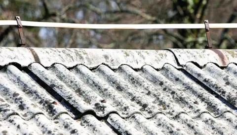 ?11.03.2013., Zagreb - Specijalna bolnica za plucne bolesti u losem je stanju, otkad je izgradjena nisu mijenjane cijevi, grijanje ni krov. Stare salonitne ploce imaju azbest u sebi na krovu bolnice. Photo: Goran Jakus/PIXSELL------2xcolor osijek