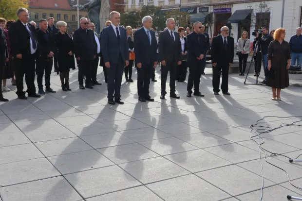 Osijek, 23. 10. 2026, Trg Ante Starčevića, Obilježavanje 70. godi&scaron;njice Mađarske revolucije, dizanje zastave s rupom.snimio GOJKO MITIĆ