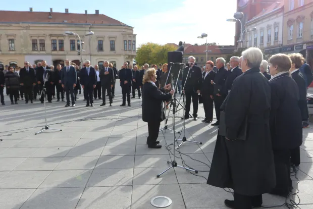 Osijek, 23. 10. 2026, Trg Ante Starčevića, Obilježavanje 70. godi&scaron;njice Mađarske revolucije, dizanje zastave s rupom.snimio GOJKO MITIĆ