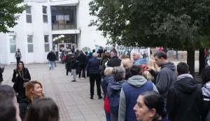 25.10.2026., Srbija, Novi Sad &ndash; Gradjani cekaju u redu za glasanje na izvanrednim parlamentarnim izborima ispred birackih mjesta od 52 do 58 u Osnovnoj skoli "Prva vojvodjanska brigada" u Novom Sadu. Photo: Antonio Ahel/ATAImages/PIXSELL
