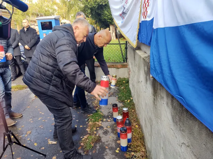 Kod Spomen ploče na zidu osječkog zatvora u Neumanovoj ulici komemoracijom koju je organizirala Zajednica žrtvoslovnih udruga Osječko-baranjske županije je obilježena 81. obljetnica stradanja 48 osoba zatočenih i ubijenih 1945. godine u tada&scaron;njem Vojnom zatvoru. 