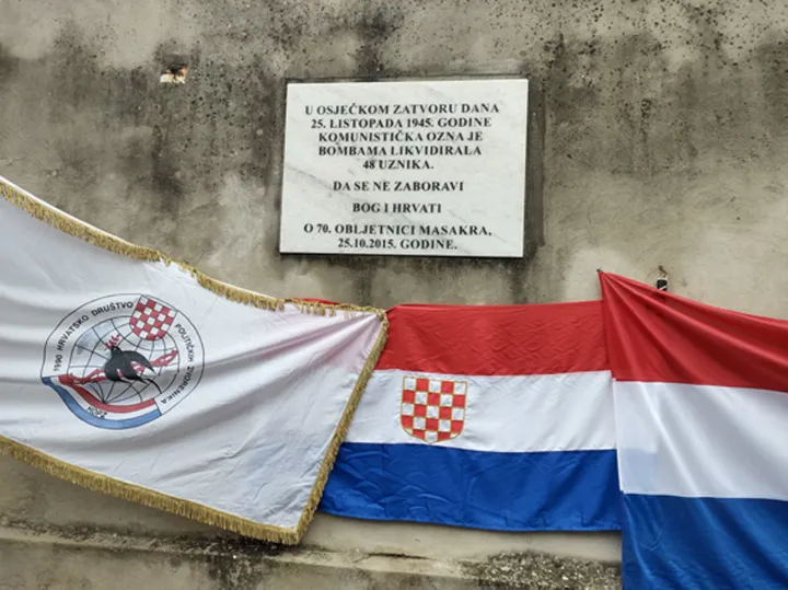 Kod Spomen ploče na zidu osječkog zatvora u Neumanovoj ulici komemoracijom koju je organizirala Zajednica žrtvoslovnih udruga Osječko-baranjske županije je obilježena 81. obljetnica stradanja 48 osoba zatočenih i ubijenih 1945. godine u tada&scaron;njem Vojnom zatvoru. 