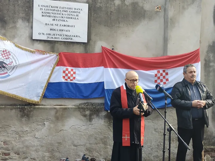 Kod Spomen ploče na zidu osječkog zatvora u Neumanovoj ulici komemoracijom koju je organizirala Zajednica žrtvoslovnih udruga Osječko-baranjske županije je obilježena 81. obljetnica stradanja 48 osoba zatočenih i ubijenih 1945. godine u tada&scaron;njem Vojnom zatvoru. 