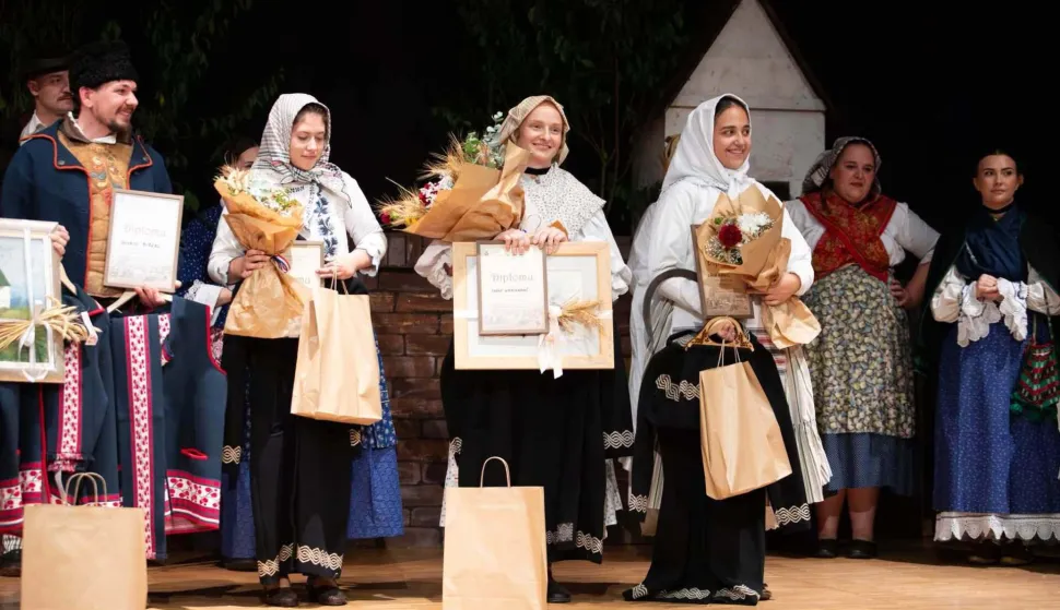 /Foto/ Smotra tradicijskog ruha u Otoku: Iz &scaron;ifonjera i kobilara uzeli odjeću za mobe