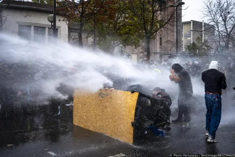 Des casseurs affrontent les forces de l'ordre lors de la manifestation du 24 octobre 2026 &agrave; Paris. &copy; Pierre Perusseau/Bestimage Rioters clash with law enforcement during the demonstration on October 24, 2026, in Paris. Photo: Pierre Perusseau/Bestimage/BESTIMAGE
