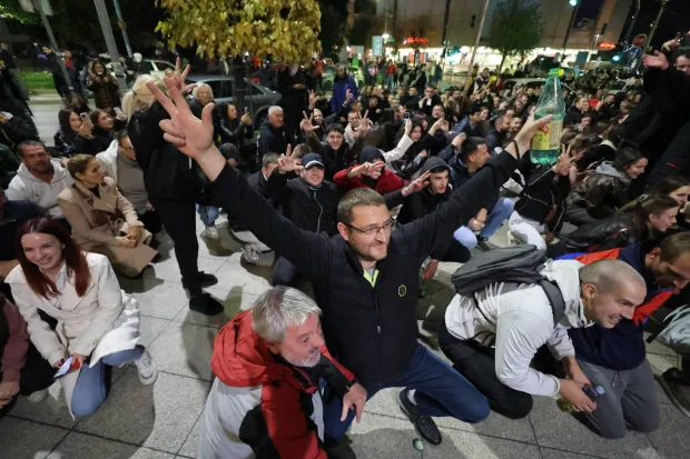 Užice, 25.10.2026. - Tisuće ljudi okupljaju se u nedjelju navečer na ulicama Beograda i drugih gradova Srbije proslavljajući pobjedu Studentske liste - studenti pobjeđuju na prijevremenim parlamentarnim izborima nakon &scaron;to je donedavni predsjednik Srbije Aleksandar Vučić priznao poraz svoje Srpske napredne stranke (SNS) koja je na vlasti bila od 2012. godine. Na fotografiji građani Užica proslavljaju pobjedu Studentske liste - studenti pobjeđuju. foto HINA/ BETAPHOTO/DRAGAN KARADAREVIC/ ml