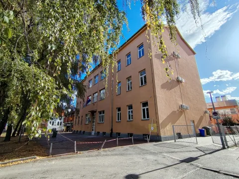 Osijek, 26. 10.. 2026, Obrtnička &scaron;kola Osijek, otpala fasada, &scaron;pamete..snimio GOJKO MITIĆ 