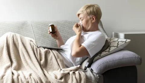 Medium shot sick woman with pillsfreepikzena bolest viroza gripa bolovanje lijek ilustracija