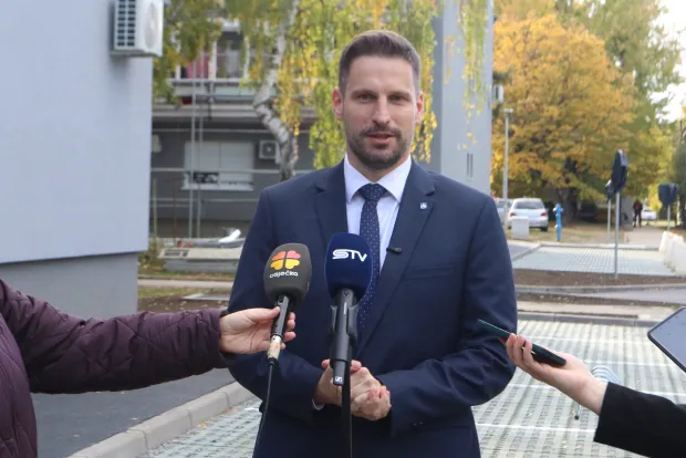 Osijek, 26. 10. 2026, Drinska ulica 10a i 10l. Gradonačelnik Ivan Radić obi&scaron;ao zavr&scaron;ne radove na uređenju prkirali&scaron;ta... Ivan Radićsnimio GOJKO MITIĆ