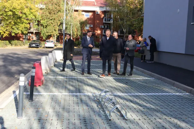 Osijek, 26. 10. 2026, Drinska ulica 10a i 10l. Gradonačelnik Ivan Radić obi&scaron;ao zavr&scaron;ne radove na uređenju prkirali&scaron;ta...snimio GOJKO MITIĆ