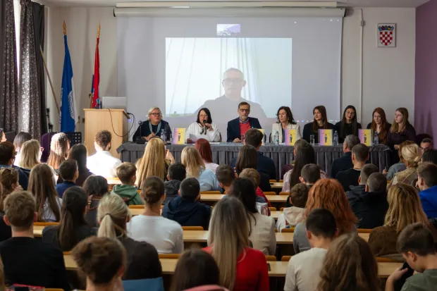 Osijek, 26. 10. 2026., Promocija prilagođene knjige Mire Gavrana - Zaljubljen do u&scaron;ijuMiro Gavran; autor; promocija knjige; prilagođena knjiga; FOOZOS